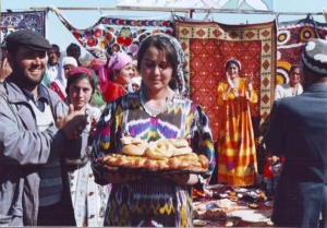 تصویر دختری که در مراسم نوروز 2001 کولاب در نمایشگاه نوروز برای ما مهمانان نان آورد. 